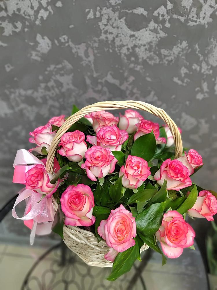 Цветочная композиция из Розы в корзине в Константиновской Ставропольского края