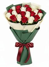 Букет Микс из красных и белых роз в Константиновской Ставропольского края
