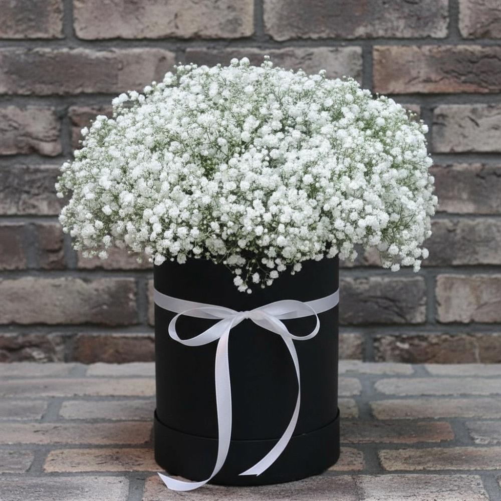 Цветочная композиция из Гипсофила в шляпной коробке в Константиновской Ставропольского края