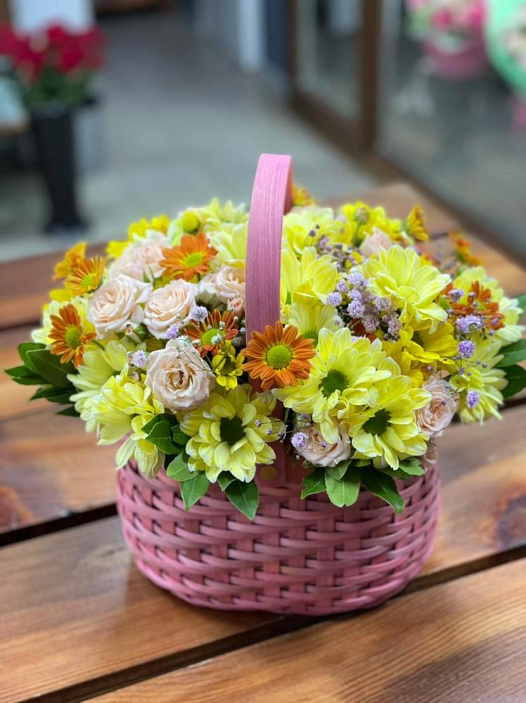Цветочная композиция из Хризантемы и Розы в корзине в Константиновской Ставропольского края