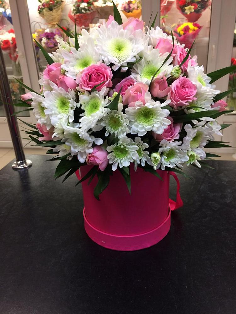 Цветочная композиция из Розы и Хризантемы в шляпной коробке в Константиновской Ставропольского края