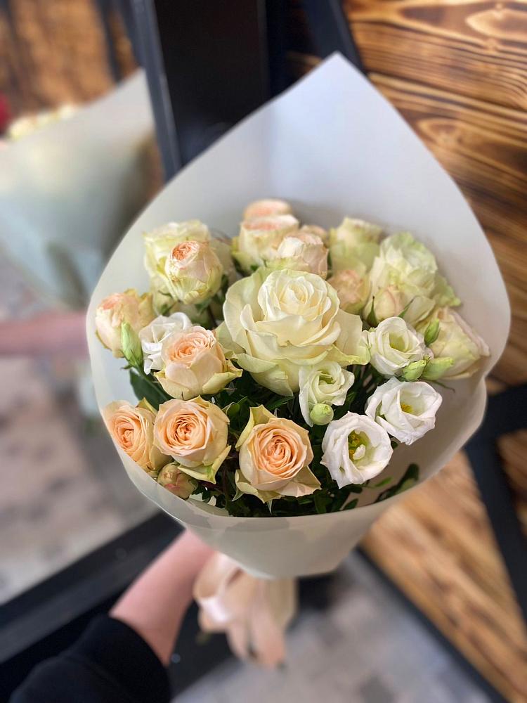 Букет цветов из: Розы и Лизиантусы в Константиновской Ставропольского края